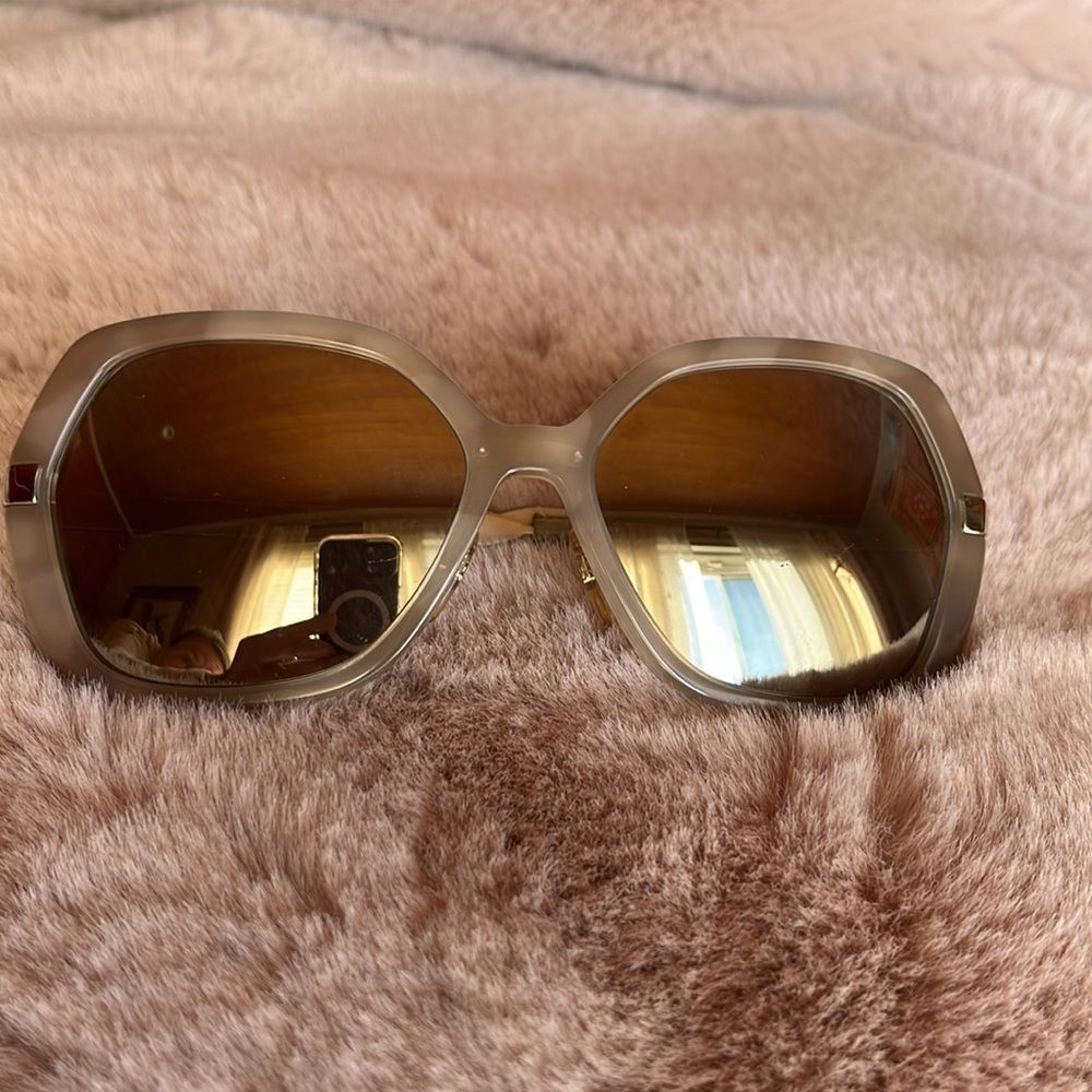 Burberry Cream Sunglasses Elegant Accessories - Picture 3 of 10